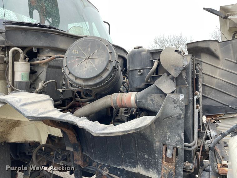 image for item OG9901 2004 International 7400 digger derrick truck