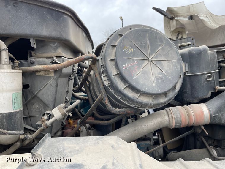 image for item OG9901 2004 International 7400 digger derrick truck