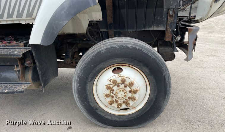 image for item OG9901 2004 International 7400 digger derrick truck