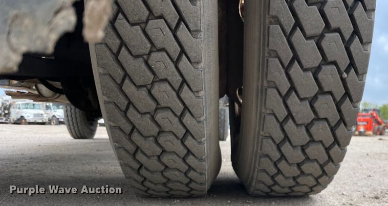 image for item OG9901 2004 International 7400 digger derrick truck