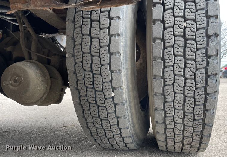 image for item OG9901 2004 International 7400 digger derrick truck