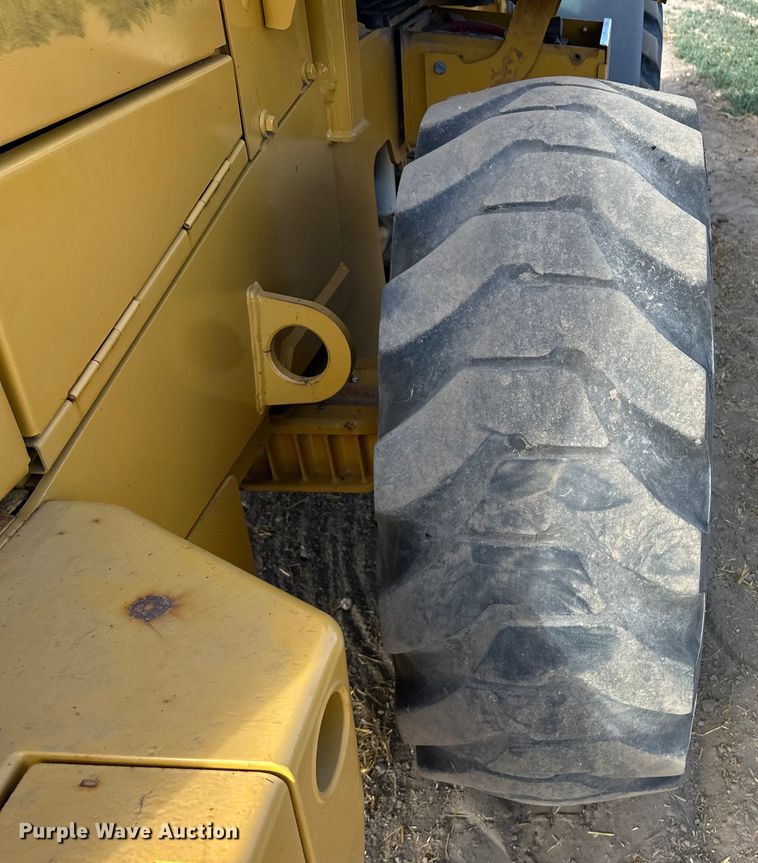 image for item OI9062 2005 John Deere 444J wheel loader