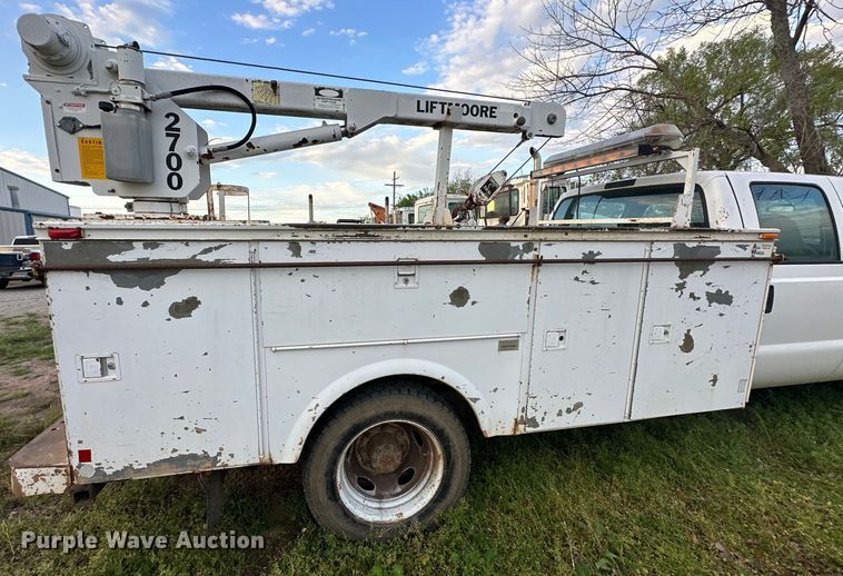 image for item OM9477 2001 Ford F450 Super Duty  Crew Cab utility / service truck