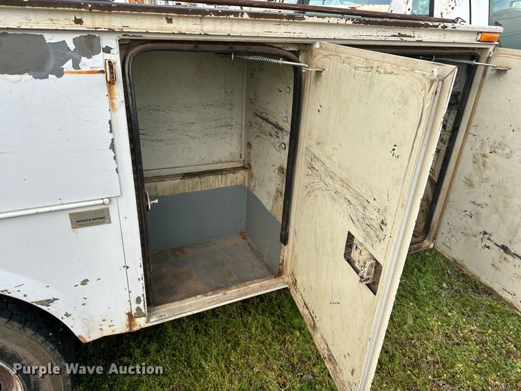 image for item OM9477 2001 Ford F450 Super Duty  Crew Cab utility / service truck