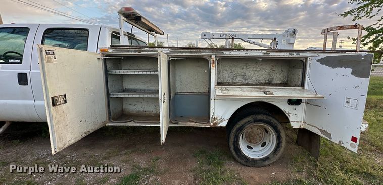 image for item OM9477 2001 Ford F450 Super Duty  Crew Cab utility / service truck