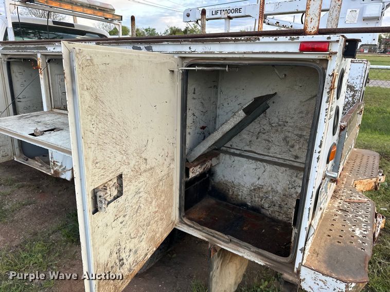 image for item OM9477 2001 Ford F450 Super Duty  Crew Cab utility / service truck