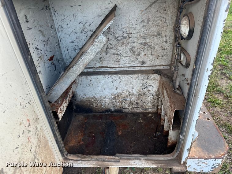 image for item OM9477 2001 Ford F450 Super Duty  Crew Cab utility / service truck