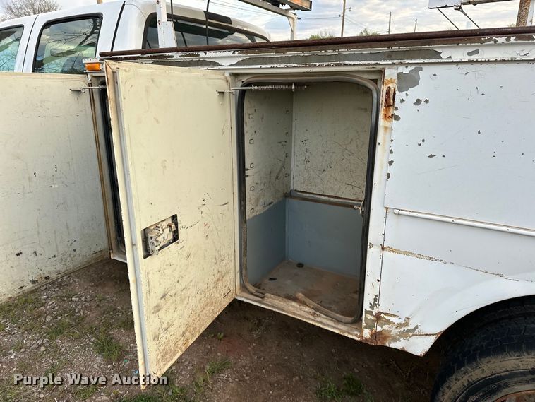 image for item OM9477 2001 Ford F450 Super Duty  Crew Cab utility / service truck