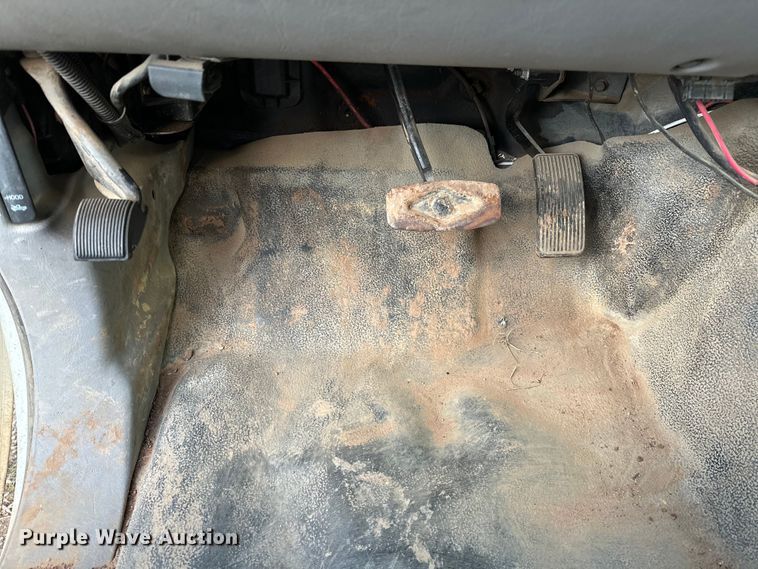 image for item OM9477 2001 Ford F450 Super Duty  Crew Cab utility / service truck