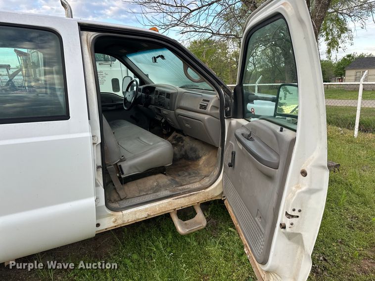 image for item OM9477 2001 Ford F450 Super Duty  Crew Cab utility / service truck