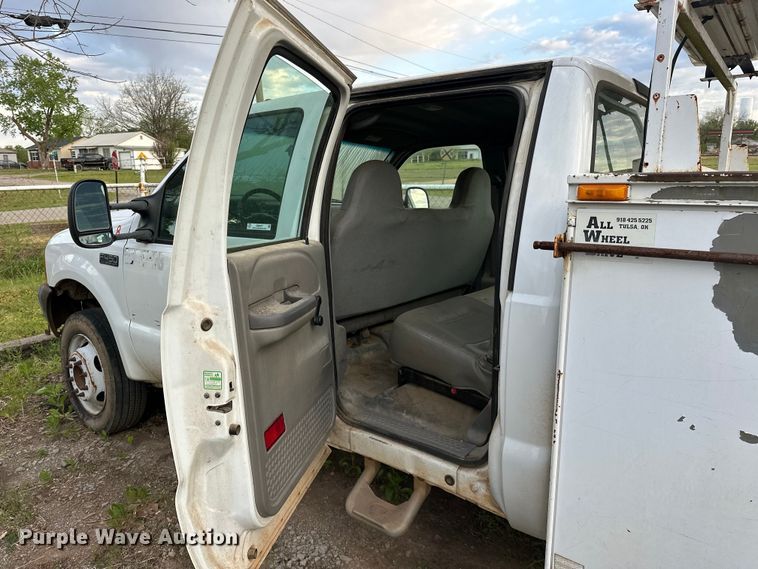 image for item OM9477 2001 Ford F450 Super Duty  Crew Cab utility / service truck