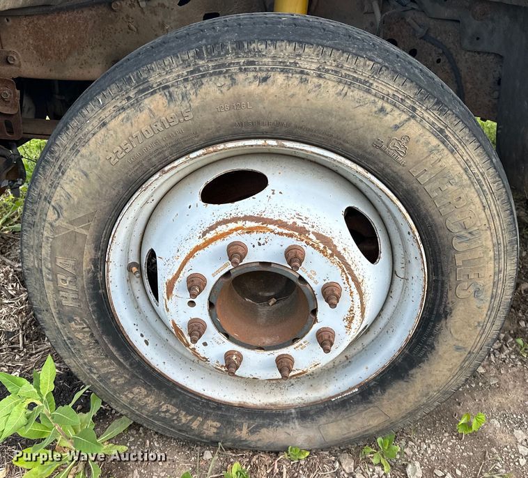 image for item OM9477 2001 Ford F450 Super Duty  Crew Cab utility / service truck