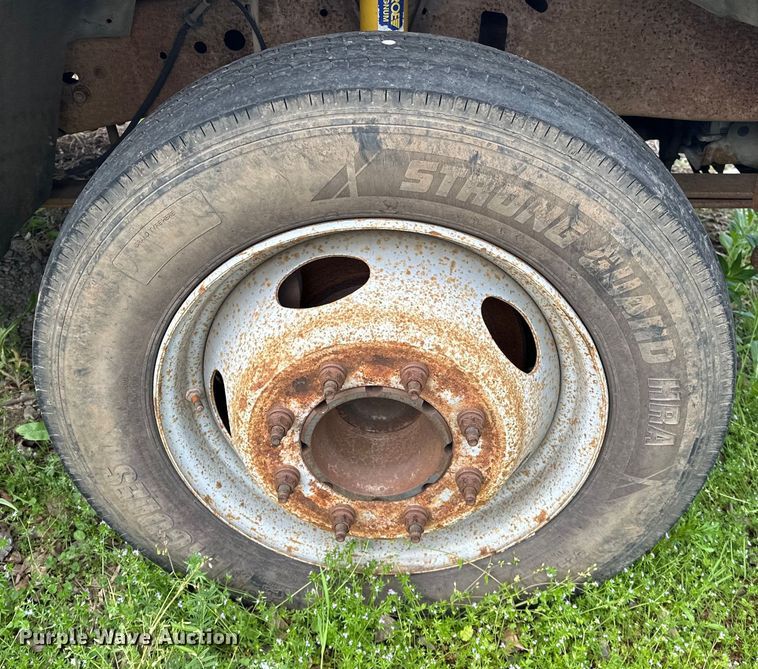 image for item OM9477 2001 Ford F450 Super Duty  Crew Cab utility / service truck