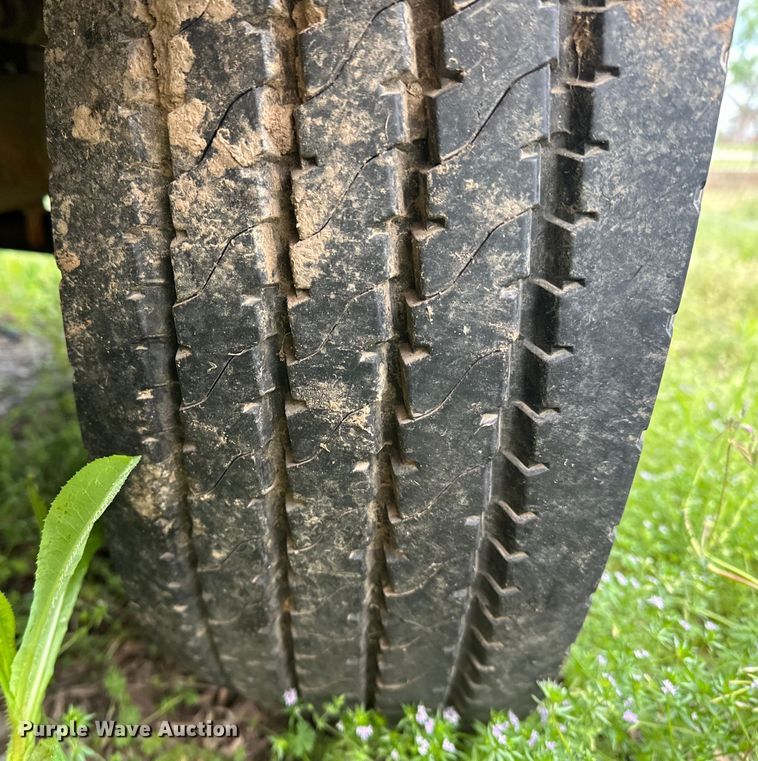 image for item OM9477 2001 Ford F450 Super Duty  Crew Cab utility / service truck