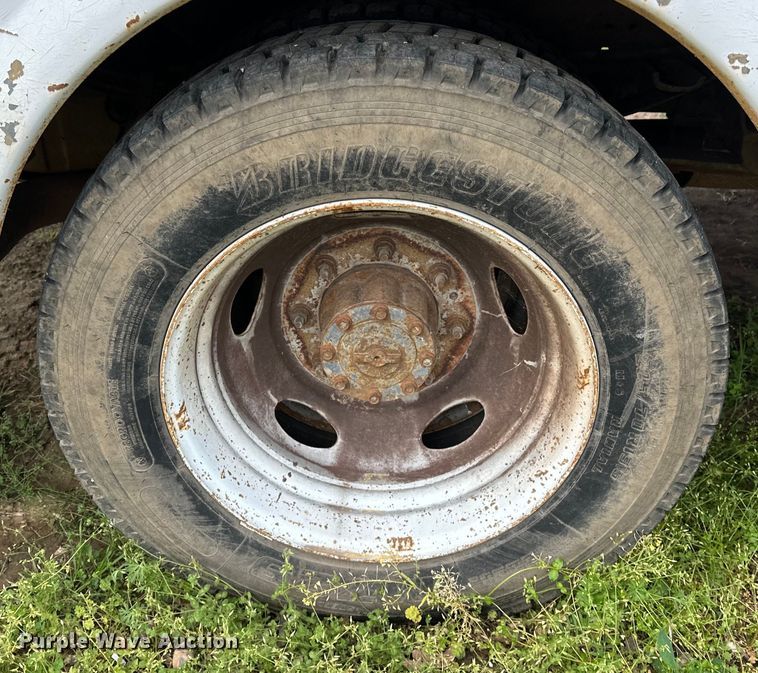 image for item OM9477 2001 Ford F450 Super Duty  Crew Cab utility / service truck