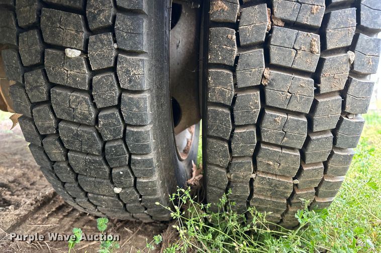 image for item OM9477 2001 Ford F450 Super Duty  Crew Cab utility / service truck