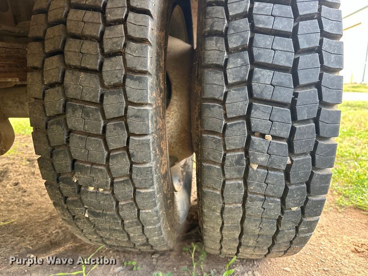 image for item OM9477 2001 Ford F450 Super Duty  Crew Cab utility / service truck