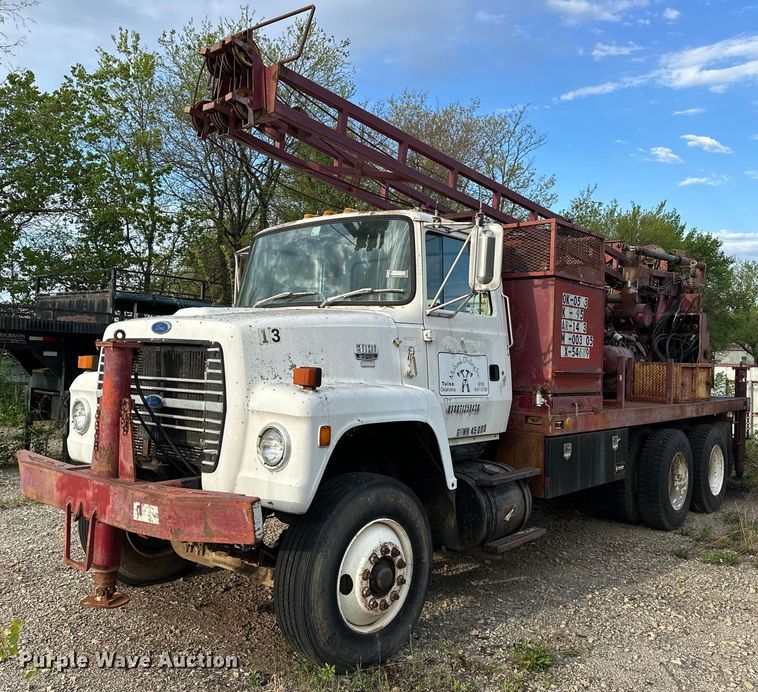 image for item OM9478 1993 Ford 8000 drilling rig truck