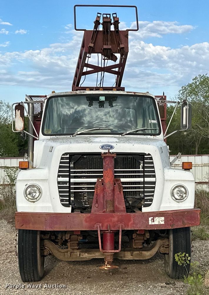 image for item OM9478 1993 Ford 8000 drilling rig truck
