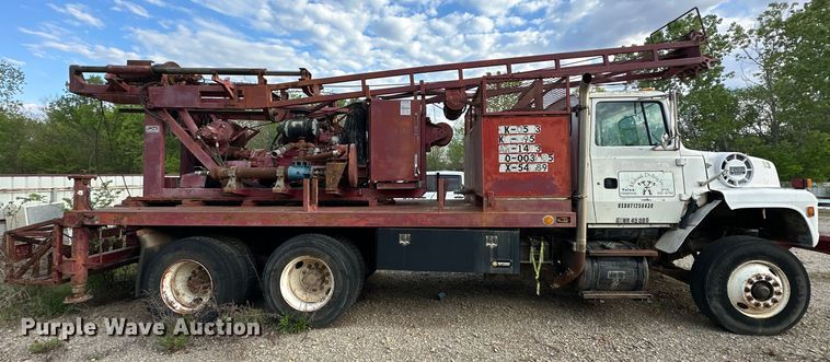 image for item OM9478 1993 Ford 8000 drilling rig truck