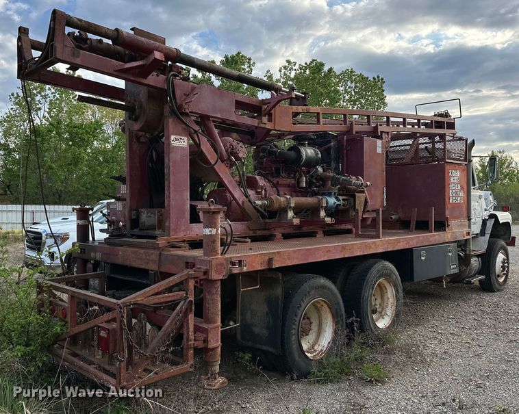 image for item OM9478 1993 Ford 8000 drilling rig truck