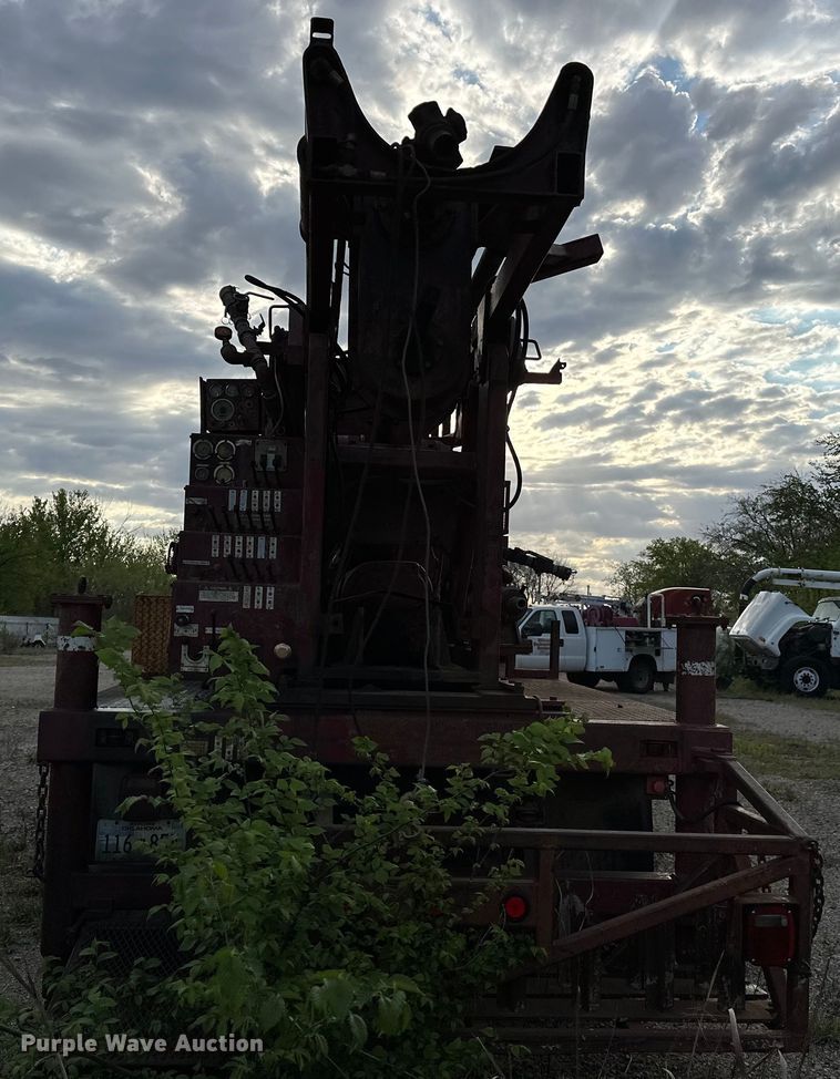 image for item OM9478 1993 Ford 8000 drilling rig truck