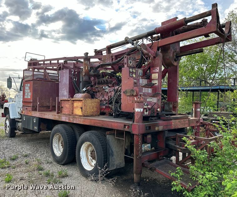 image for item OM9478 1993 Ford 8000 drilling rig truck