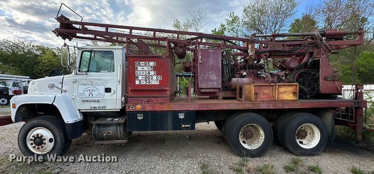 image for item OM9478 1993 Ford 8000 drilling rig truck
