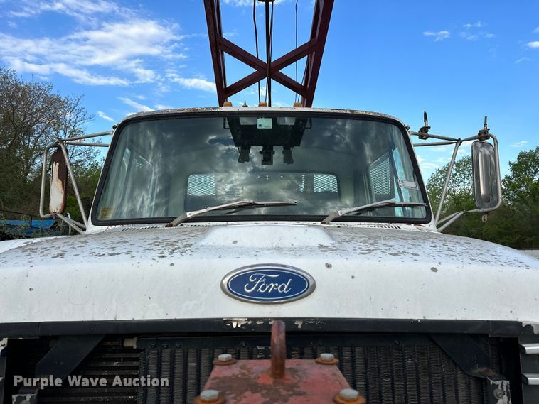 image for item OM9478 1993 Ford 8000 drilling rig truck