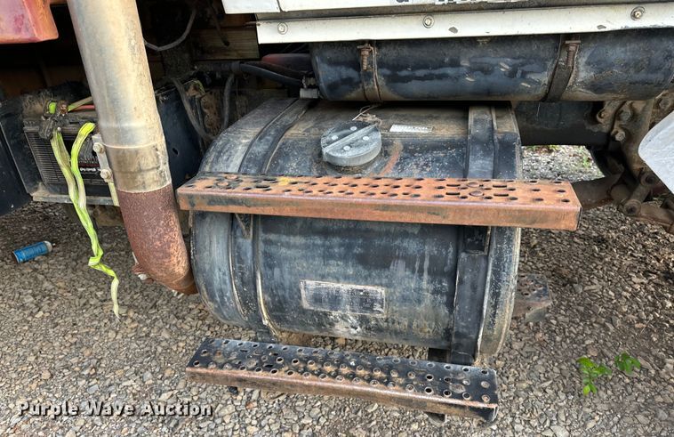 image for item OM9478 1993 Ford 8000 drilling rig truck