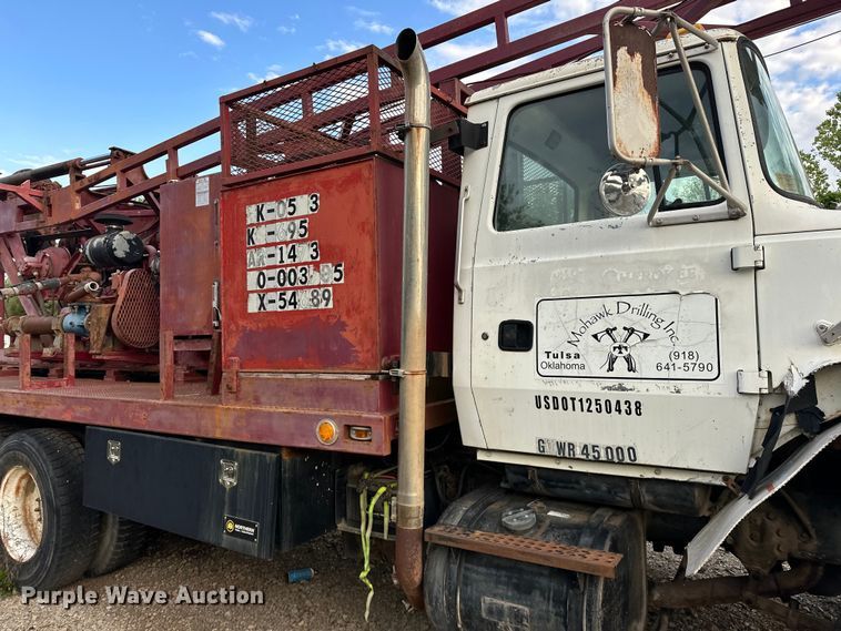 image for item OM9478 1993 Ford 8000 drilling rig truck