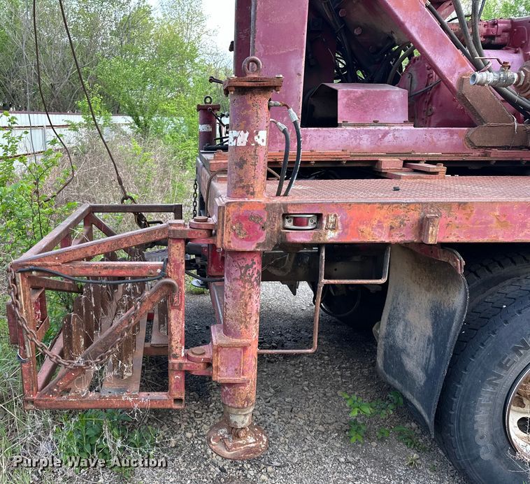image for item OM9478 1993 Ford 8000 drilling rig truck