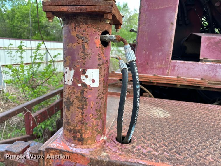 image for item OM9478 1993 Ford 8000 drilling rig truck