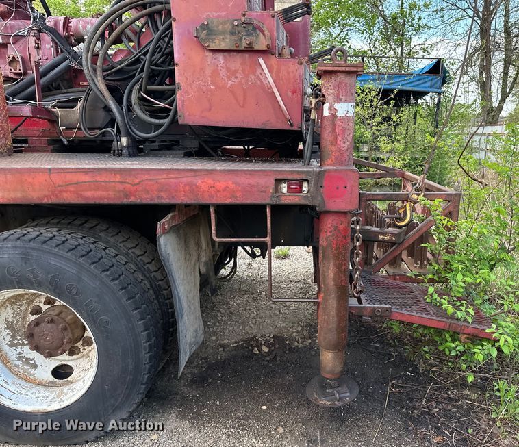 image for item OM9478 1993 Ford 8000 drilling rig truck