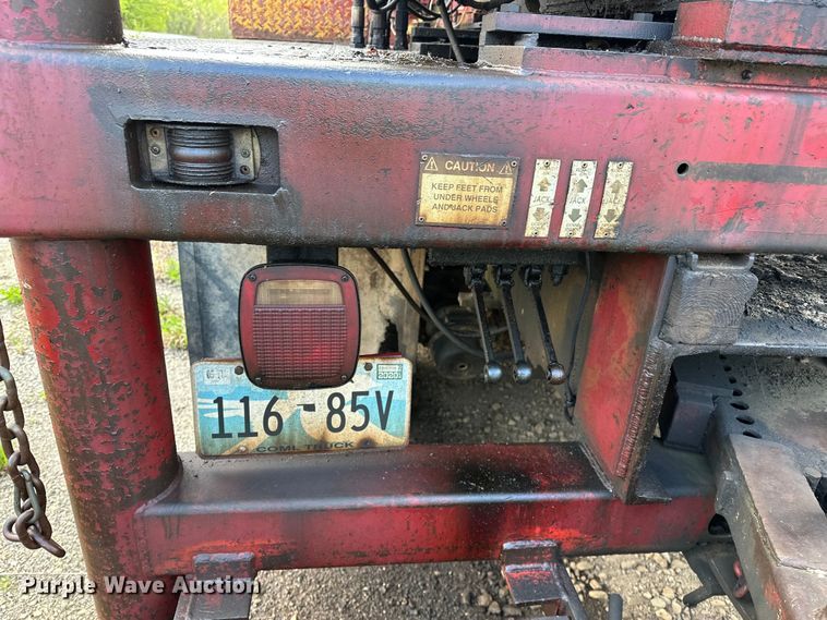 image for item OM9478 1993 Ford 8000 drilling rig truck