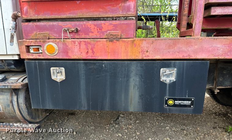 image for item OM9478 1993 Ford 8000 drilling rig truck