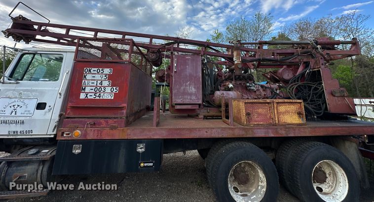 image for item OM9478 1993 Ford 8000 drilling rig truck