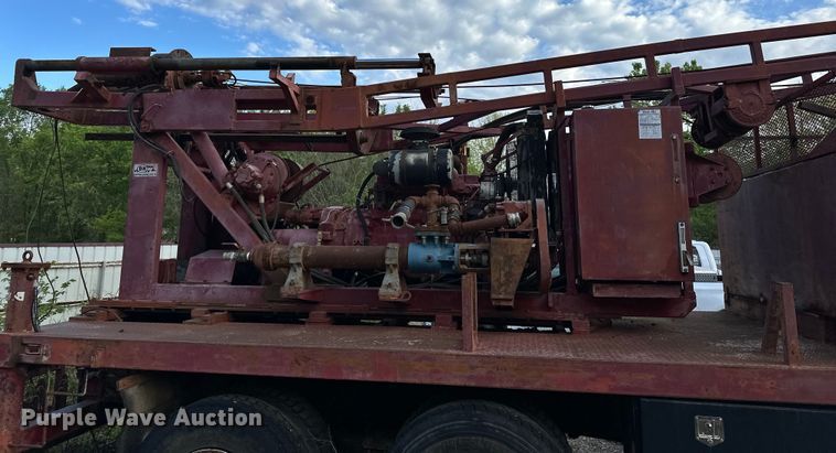 image for item OM9478 1993 Ford 8000 drilling rig truck