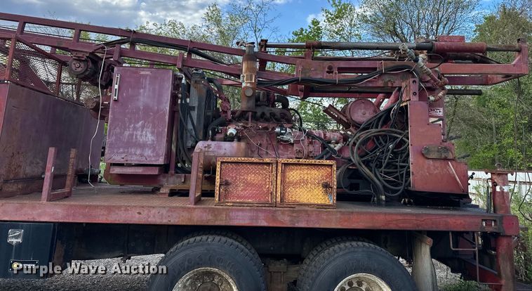 image for item OM9478 1993 Ford 8000 drilling rig truck