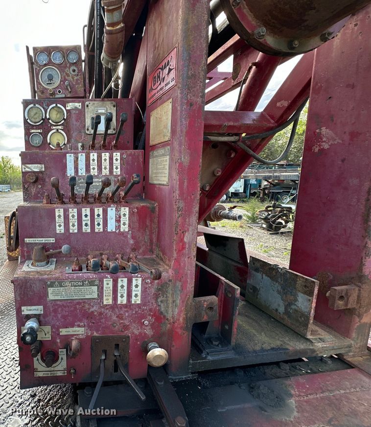 image for item OM9478 1993 Ford 8000 drilling rig truck