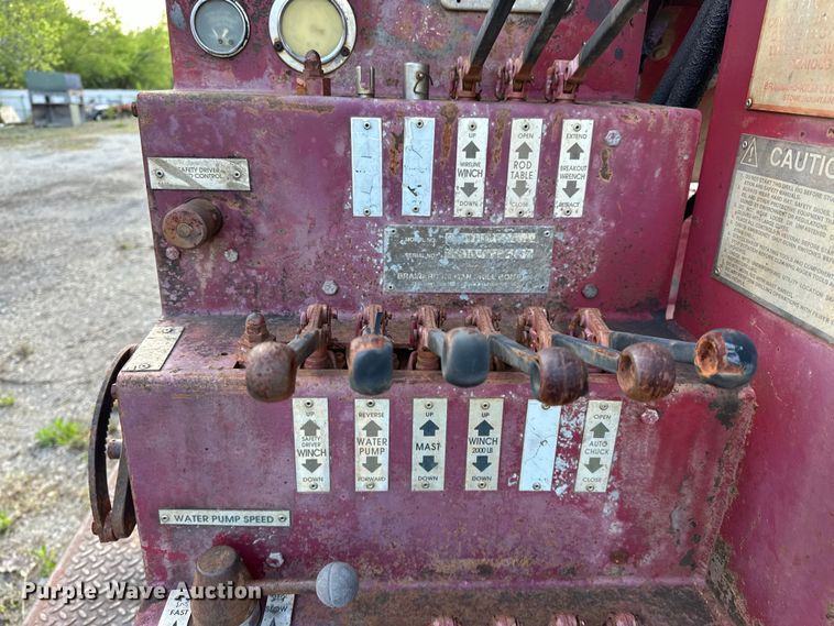 image for item OM9478 1993 Ford 8000 drilling rig truck