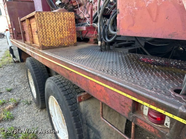 image for item OM9478 1993 Ford 8000 drilling rig truck