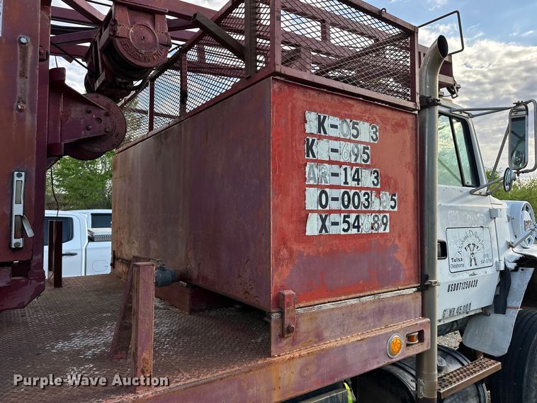 image for item OM9478 1993 Ford 8000 drilling rig truck