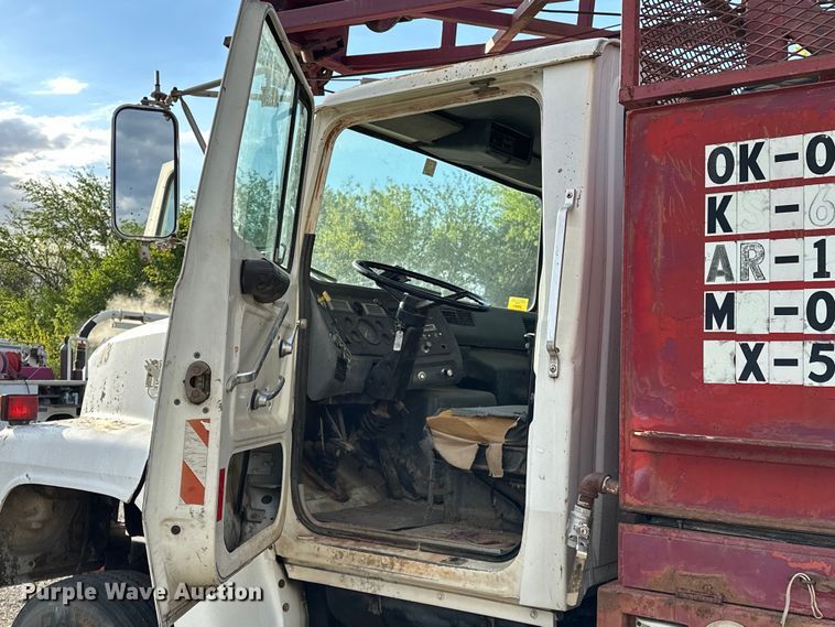 image for item OM9478 1993 Ford 8000 drilling rig truck