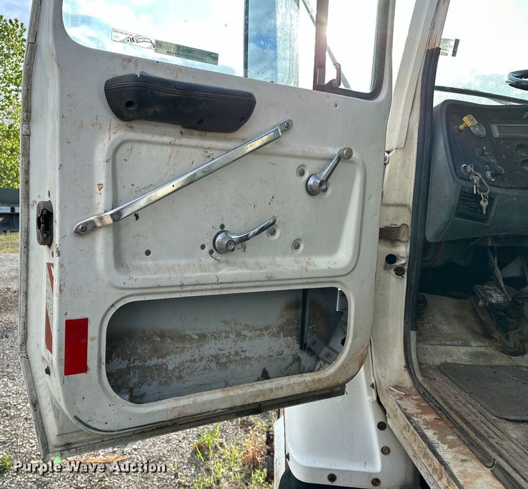 image for item OM9478 1993 Ford 8000 drilling rig truck