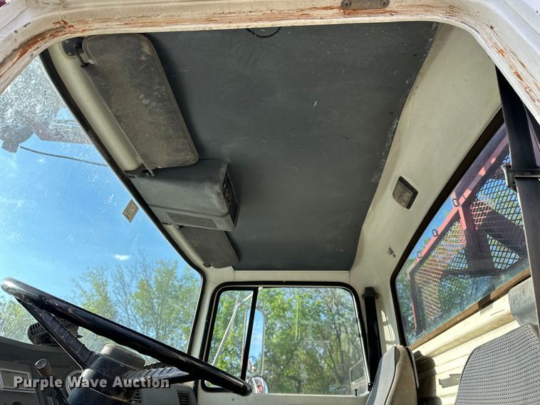 image for item OM9478 1993 Ford 8000 drilling rig truck