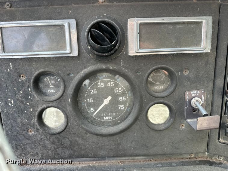 image for item OM9478 1993 Ford 8000 drilling rig truck