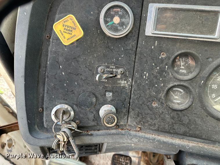 image for item OM9478 1993 Ford 8000 drilling rig truck