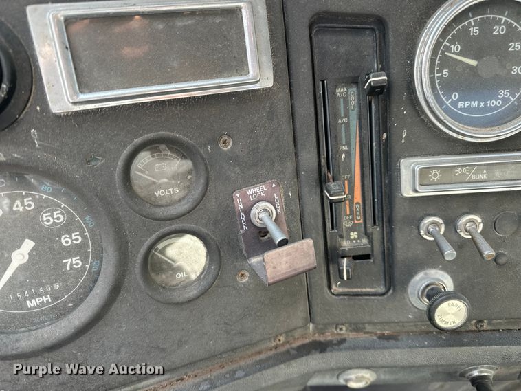 image for item OM9478 1993 Ford 8000 drilling rig truck