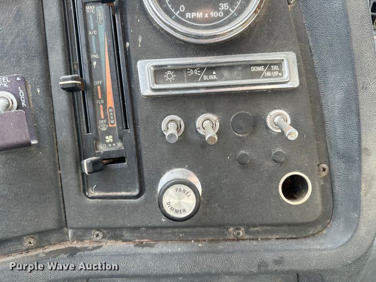 image for item OM9478 1993 Ford 8000 drilling rig truck